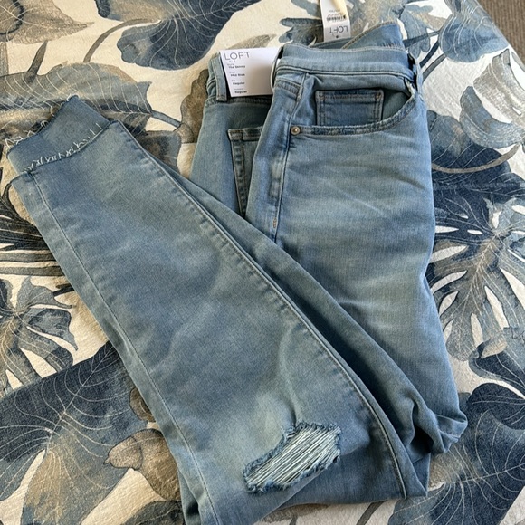 Loft jeans. The Skinny, mid rise, regular fit. Size 30/10 - Picture 4 of 5